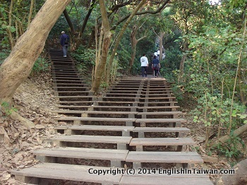 Name:  kaohsiung-monkey-mountain-temple-wood-stairs-route.jpg
Views: 1715
Size:  60.3 KB