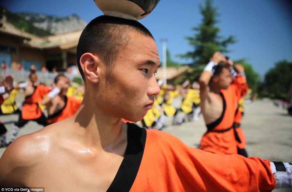 Name:  Shaolin monks train under the scorching sun with a bowl on their heads-002-yanchenwuguan-com.jpg
Views: 1383
Size:  65.5 KB